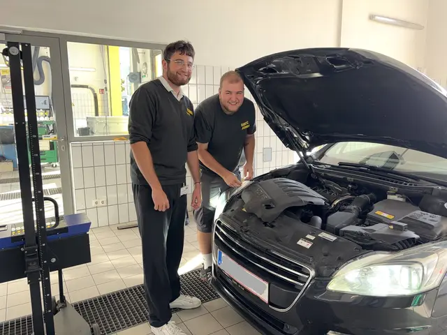 Lennart Buchhalt (l.) und Alexander Sloup fühlen sich am ÖAMTC-Stützpunkt in Klosterneuburg pudelwohl und möchten nach ihrem Abschluss im Unternehmen bleiben. | Foto: MeinBezirk/Seebacher