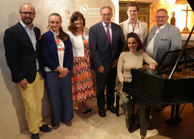 v.l.n.r. stehend): Dr. Michael Linsbauer (künstlerischer Leiter der „Serenadenkonzerte Niederösterreich“); Gerti Drassl (Rezitation); Michaela Gilli-Brickl (Vizebürgermeisterin Maissau), Richard Hogl (Abgeordneter zum NÖ Landtag), Bariton Daniel Gutmann; Franz Kloiber (Bürgermeister Maissau); Andrea Linsbauer (am Klavier sitzend) | Foto: Serenadenkonzerte Niederösterreich