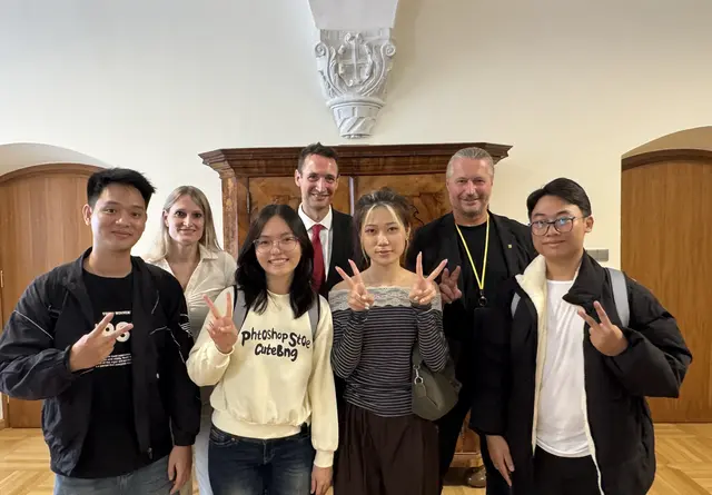 Neue auszubildende Pflegekräfte aus Vietnam im Rathaus zu Gast: Tran Van Truong, Nguyen Viet Anh, Le Thi Thu Huyen und Nguyen Kha Phuc (vorne), Sandra Zehetmayer (International Nursing Center), Geschäftsführer Udo Brändle (IMC Krems, University of Applied Sciences) und Bürgermeister Peter Molnar | Foto: Stadt Krems