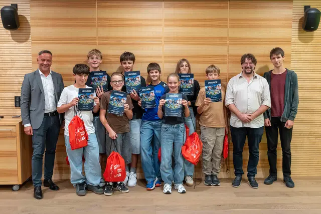 Richard Alber (li.) und Johannes Leismüller (2.v.r.) mit den acht jungen Tüftlern. | Foto: Rolf Marke