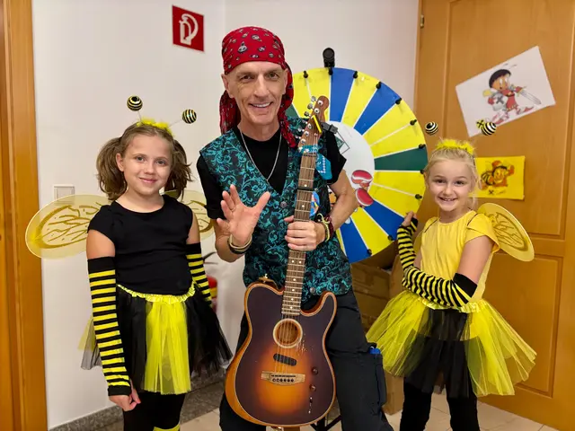 Bernhard Fibich begrüßte die Kinder bereits herzlich beim Eingang. | Foto: Markus Kahrer