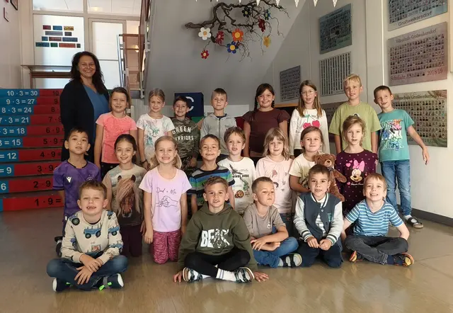 2026 Volksschule Großweikersdorf 1a mit Klassenlehrerin Gabriele Pendl.  | Foto: Christian Nowotny