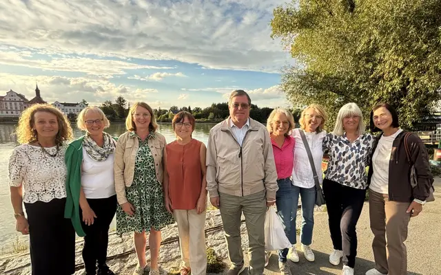 Stadtpfarrer Edi Bachleitner (Bildmitte) mit Mitgliedern des Vereins Frauenkraftweg bei richtigem Kaiserwetter am Innufer. | Foto: Franz Gruber