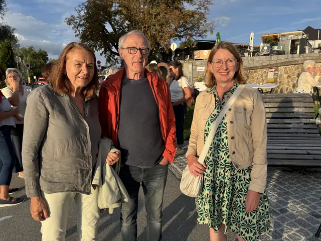 Kamen spontan bei einem Spaziergang am Pilgerrastplatz vorbei: Waltraud und Josef Kinzl mit Andrea Reisinger, Pilgerbeauftragte der Diözese Linz. | Foto: Franz Gruber
