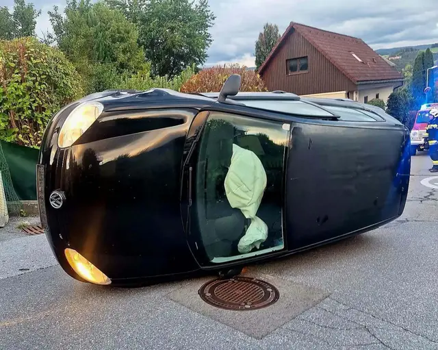 Nach einer Kollision mit einer Betonsäule kippte das Fahrzeug seitlich um. | Foto: FF Voitsberg