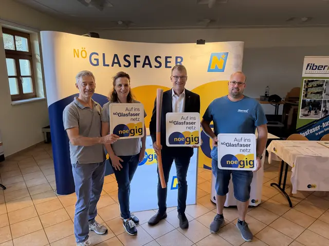 Johannes Snizek (nöGIG), Barbara Snizek (nöGIG), Bürgermeister Robert Weiser, und Markus Strondl (Fibernex).   | Foto: zVg