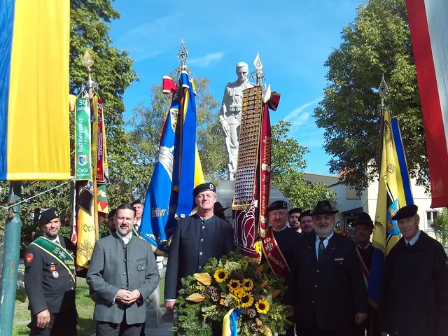 v.l.n.r. Bgm. NR Mag. Fritz Ofenauer, Obmann ÖKB-OV Markersdorf Wolfgang Zahorik, Josef Hollaus, Obmann ÖKB NÖ Augustin Hüdl mit Fahnenabordnungen vor dem neu restaurierten Kriegerdenkmal. | Foto: ÖKB-Ortsverband Markersdorf 