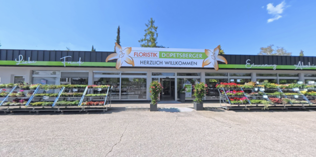 Das lange Gebäude in der Friedhofstraße 67 in Wels, jetzt Heimat von Floristik Dopetsberger, wurde modern gestaltet und bietet ein großzügiges Einkaufserlebnis direkt am Friedhofsparkplatz.
 | Foto: Floristik Dopetsberger