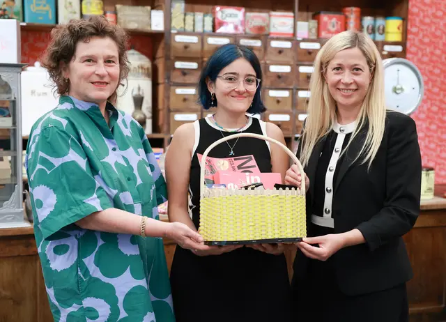 Ceren Pöke wurde von Nordico-Leiterin Andrea Bina (li.) und Kulturstadträtin Doris Lang-Mayerhofer mit einem Geschenkskorb überrascht. Pöke ist vor einem Jahr von Istanbul nach Linz gezogen und informierte sich in der Ausstellung über ihre neue Heimatstadt. | Foto: Dworschak
