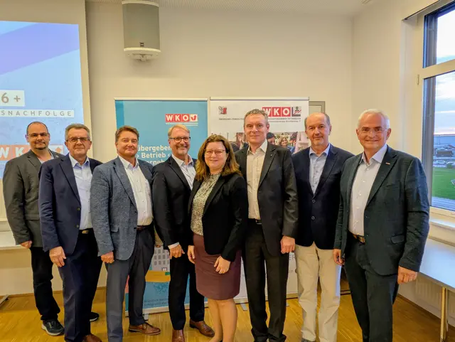 Philipp Baumgartner vom RIZ UP, Bezirksstellenobmann Gottfried Pilz, Peter Kubanek, Hubert Kienast, Andrea Prozek, Stefan Lichtenecker, Notar Karl Strasser und Bezirksstellenleiter Andreas Geierlehner.

 | Foto: WK Amstetten