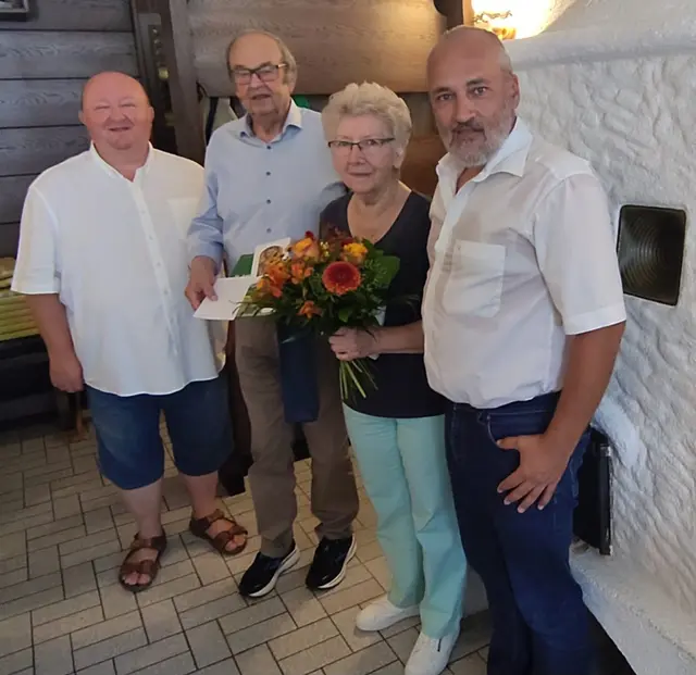 Diamantene Hochzeit in St. Anton an der Jeßnitz: Die Jubilare Johann und Karoline Fenzl mit ihren Gratulanten, Bürgermeister Manfred Zellhofer (r.) und Pfarrer Marian Lewicki (l.) | Foto: Gemeinde St. Anton an der Jeßnitz