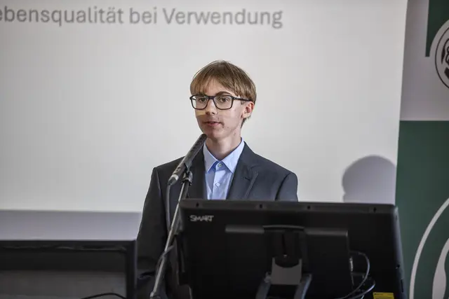 Im Fach Biologie wurde Simon Kopenec für seine Arbeit „Moderne Insulinpumpentherapie in der Behandlung von Diabetes mellitus Typ 1 am Beispiel der Medtronic 780G-Insulinpumpe ausgezeichnet. | Foto: Universität Salzburg/Michael Namberger