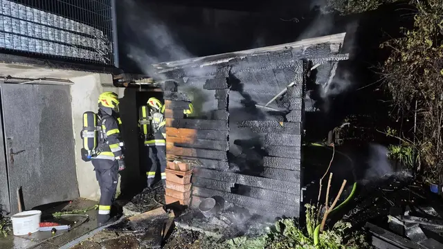 Zu einem Gartenhüttenbrand wurde die Feuerwehr in Bruck am Dienstag gerufen.