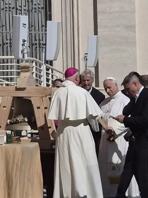Abt Raimund Schreier und Künstler Helmut Strobl mit dem Papst. | Foto: Strobl