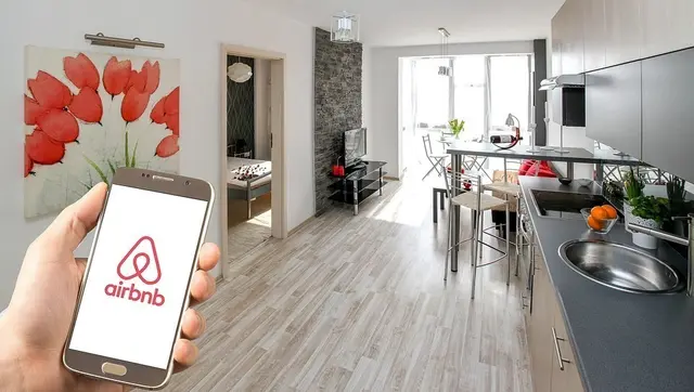 Wohnraum, der über Plattformen wie Airbnb kurzfristig an Touristinnen und Touristen vermietet wird, ist in Innsbruck kein neues Thema. Nun will das Land Tirol die Kontrolle über solche Vermietungen allerdings verstärken. | Foto: Pixabay