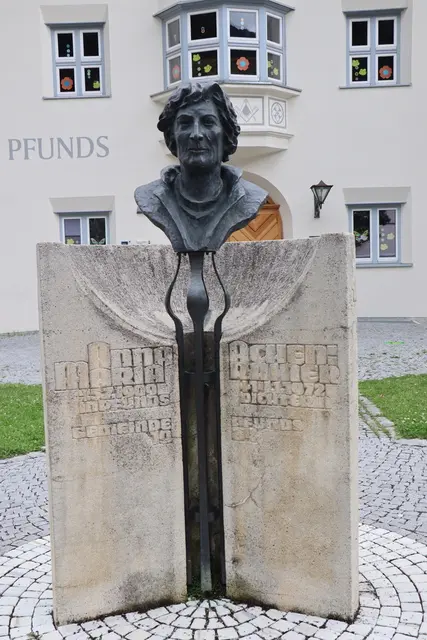 Das Denkmal für Anna Maria Achenrainer vor der Volksschule in Pfunds. | Foto: Thomas Seelos