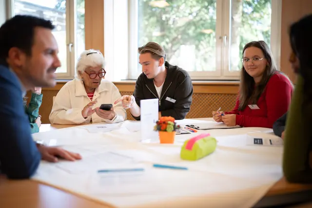 Beim Projekt #GemeinsamDigital werden Jugendliche zu Mentoren für Seniorinnen und Senioren. | Foto: Paul Gruber