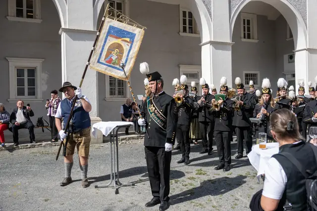 Die Bergkapelle Rabenwald begleitete die Wallfahrer musikalisch zur Basilika Pöllau. | Foto: Pessl