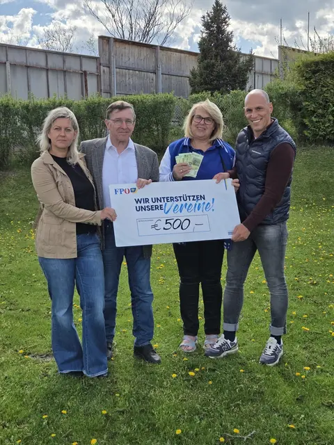 Spendenübergabe der FPÖ Neunkirchen an die Faschingsgilde. Geld, das nun von der Förderung abgezogen wird. | Foto: FPÖ Neunkirchen