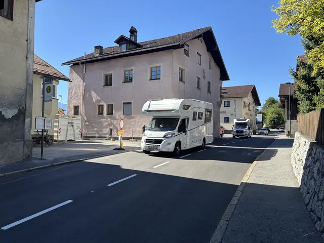 Der "Grüne Baum" wird abgerissen, eine Bus-Bucht und neue Wohnungen werden entstehen. | Foto: Perktold