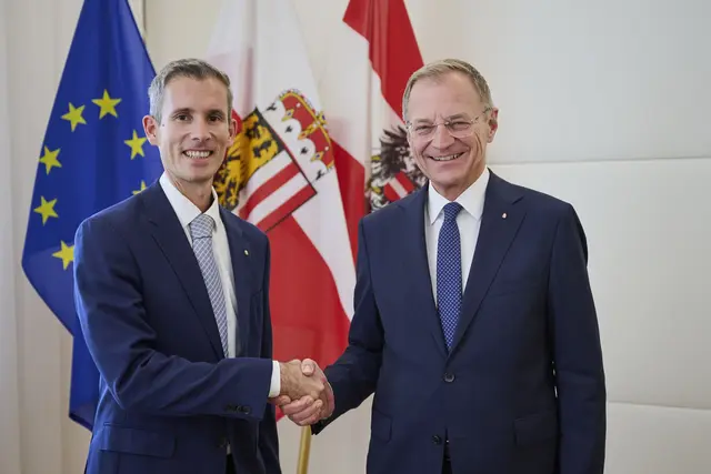 Landeshauptmann Thomas Stelzer mit dem neuen Bezirkshauptmann Stefan Blecha. | Foto: Land OÖ/Peter Mayr