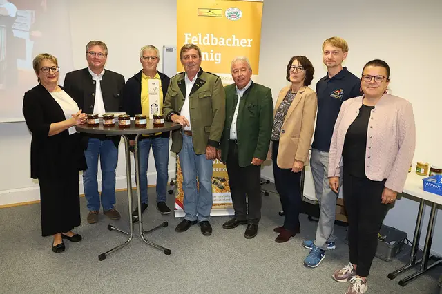 Obmann Alois Rauch (4. v. l.) mit Vereinsfunktionären und Stadtvertreterinnen bei der Honigprämierung im Start-up-Center in Feldbach. | Foto: MeinBezirk/Johann Schleich