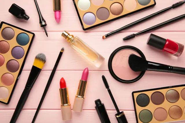 Make-up, Feuerlöscher, Kleidungsindustrie... PFHxA wird vielseitig verwendet | Foto: Adobe Stock