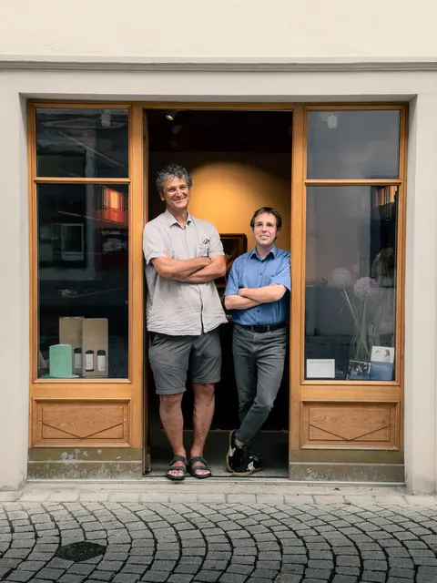 Klaus Christa (links) und Johannes Hämmerle gehen gemeinsam in die Zukunft. Kulturbüro von „Musik in der Pforte“ und der Gesellschaft der Musikfreunde Feldkirch eröffnen in der Neustadt 45/1. | Foto: Aron+Polcsik