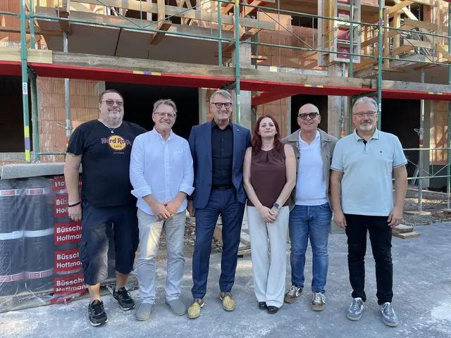 Bürgermeister Gerhard Petschowitsch, OSG-Chef Alfred Kollar und Architekt Anton Mayerhofer beim Lokalaugenschein auf der Baustelle. | Foto: OSG