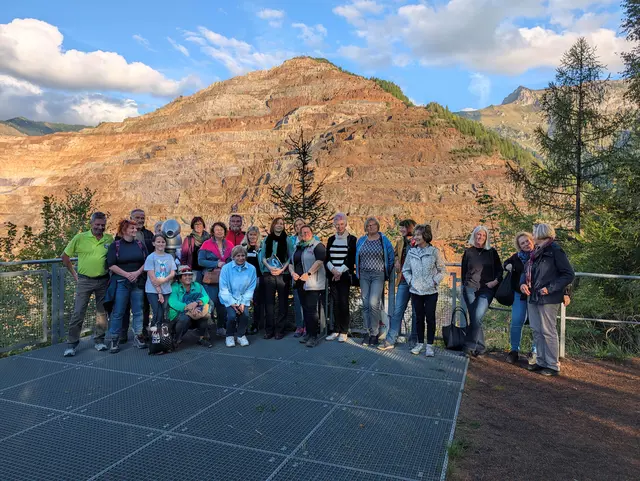 Gruppenfoto auf der Aussichtsplattform der Freilichtausstellung am Oswaldirücken. In der Mitte: Autorin Nicole Doyle und Tourguide Bianca Pehn. | Foto: Abenteuer Erzberg | Max Pirker