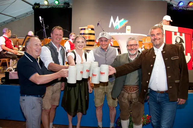 Stadtpfarrer Michael Struzynski, Robert Mauracher, Veronika Mauracher, Heinrich Mauracher, Bgm. Stefan Jöchl, WK-Bezirksobmann Hermann Huber. | Foto: WK Tirol