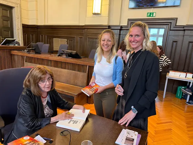 Fan-Moment: Ilse Probst beim Signieren ihres Buches. | Foto: Thomas Köpf / Edition Platin