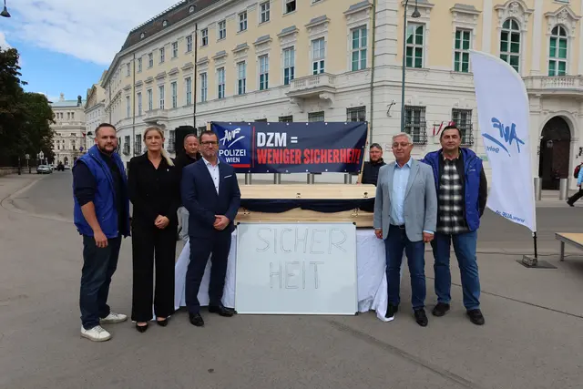 Landesvorsitzende AUF Polizei Niederösterreich Irene Eisenhut sowie Nationalratsabgeordneter Werner Herbert (FPÖ, 2. v. r.) sowie Veranstalter Michael Hornak von AUF hielten eine Ansprache.  | Foto: Patricia Hillinger/MeinBezirk