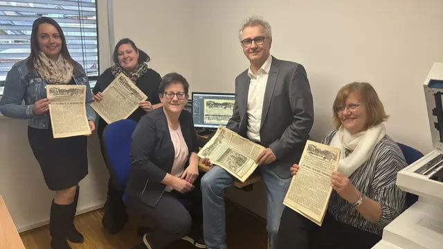 Mawi-Trainerinnen mit Projektleiterin Paula Dürnberger (3. v. li.) und Klaus Heitzmann (Lungauer Museumsverein Tamsweg) mit Ausgaben der "Tauern-Post". Das Foto entstand bei einem Termin am 2. März 2026, zu dem Medien eingeladen waren. | Foto: pjw