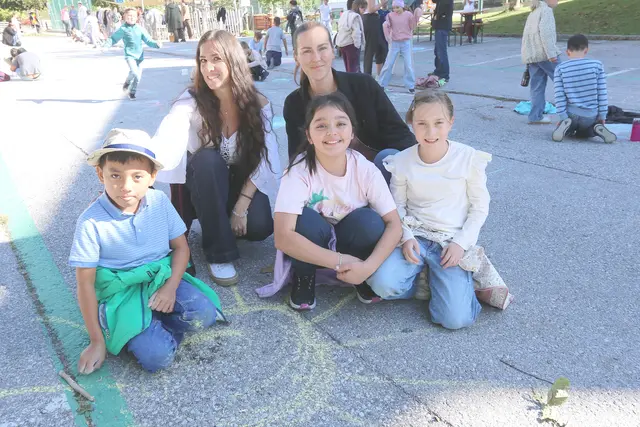 Pädagoginnen Emina und Katharina sorgten mit "Jungkünstler" der 3a für eine bunte Gestaltung der Josef-Mühlbacher-Straße.
