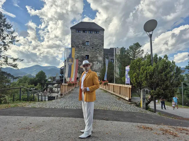 Ewald Harrer vor einer seiner erfolgreichen gastronomischen Wirkungsstätten, der Burg Oberkapfenberg. | Foto: Andrea Stelzer