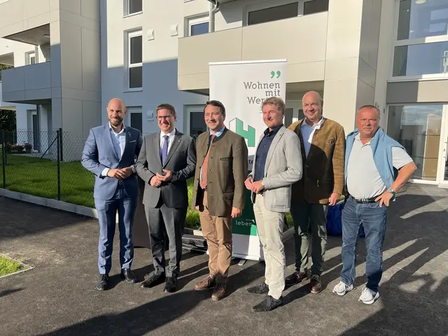Ralph Schäfer, Andreas Rabl, Manfred Haimbuchner Gerhard Kroiß (alle FPÖ) mit Heimstättenvorsitzenden Jörg Teufelberger sowie seinem Stellvertreter Bernhard Humer bei der Schlüsselübergabe.
 | Foto: Welser Heimstätte