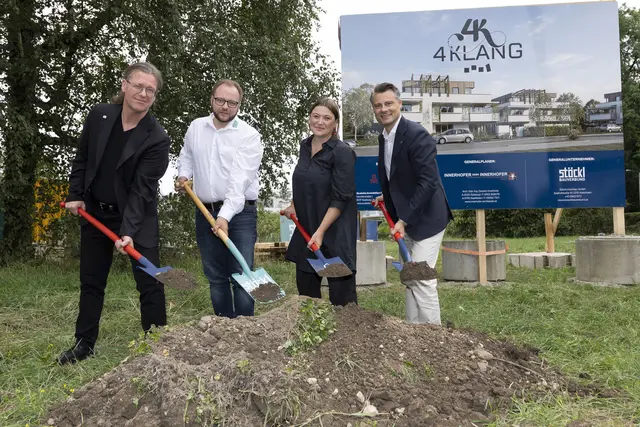 Spatenstich im Einklang (v.l.n.r.): Arch. Dipl.-Ing. Carsten Innerhofer (Geschäftsführer Innerhofer oder Innerhofer Architekten), Baumeister DI (FH) Patrick von Sobbe (Geschäftsführer Stöckl Hochbau GmbH), Stadträtin Anna Schiester und Scaletta Immobilien-Geschäftsführer Christof Krainthaler. | Foto: Kolarik 