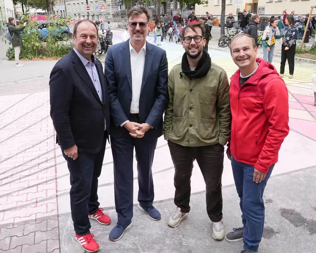 v.l.: Bezirksvorsteher Alexander Nikolai (SPÖ), ATG-Geschäftsführer Matthias Prichzi, Schuldirektor Georg Schaffer-Moschen und Bezirksvorsteher-Stellvertreter Christoph Zich (SPÖ) waren beim Malfest live dabei.  | Foto: Andreas Pölzl/MeinBezirk