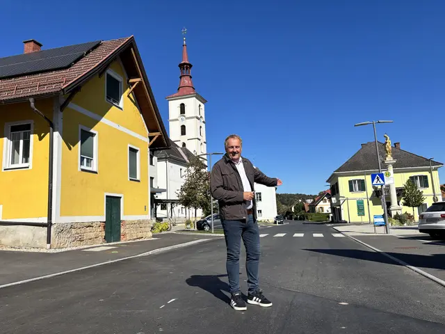 Bürgermeister Reinhold Ebner freut sich sehr über das Ende der Baustelle an der Ortsdurchfahrt und zieht positive Bilanz zu einem weiteren großen Infrastrukturprojekt. | Foto: MeinBezirk