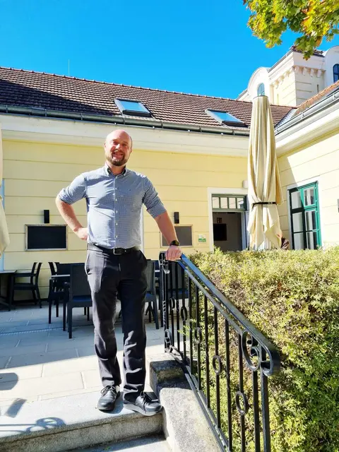 Bürgermeister Johannes Stuttner überzeugte sich vor Ort von dem neuen Lokal - und den kulinarischen Qualitäten. | Foto: Elisabeth Bendl