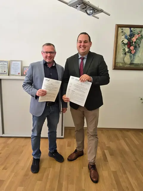 Gemeindevorstandsmitglied Oliver Brunnhofer und Vizebürgermeister Philipp Könighofer mit den drei Anträgen. | Foto: FPÖ Langenwang