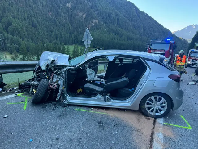 Auf der B186 bei Sölden kam es am Mittwochvormittag zu einer Kollision zwischen einem Pkw und einem Lkw. | Foto: ZOOM.TIROL