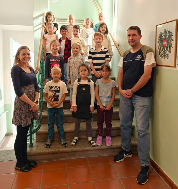 2026 Volksschule Zeiselmauer 1b mit Schulassistenz Marie-Luise Mahler und  Klassenlehrer Thomas Bauer. | Foto: Christian Nowotny