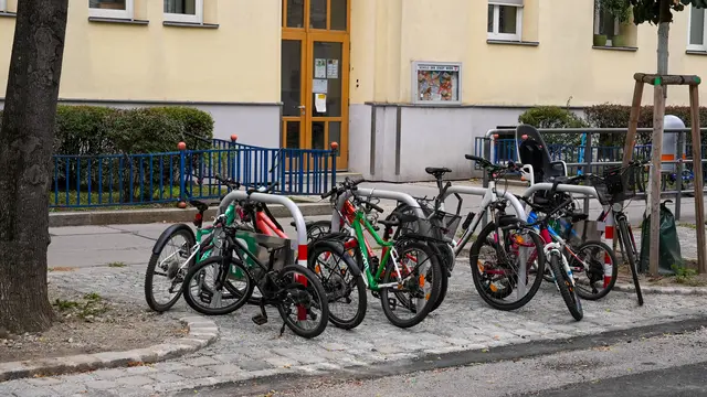 Die neuen Radbügel in der Wolfgang-Schmälzl-Gasse.   | Foto: Andreas Pölzl/MeinBezirk