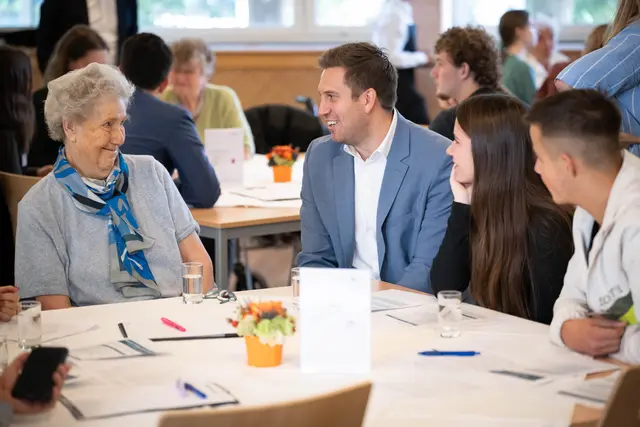 Smartphone, Internet und Online-Termine gehören zu den Themen, bei denen die Jugendlichen helfen. | Foto: Paul Gruber