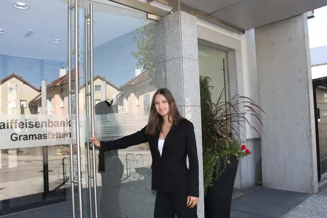 Marlies Pirngruber arbeitet derzeit am Raiffeisen-Standort Gramastetten. | Foto: MeinBezirk/Gernot Fohler