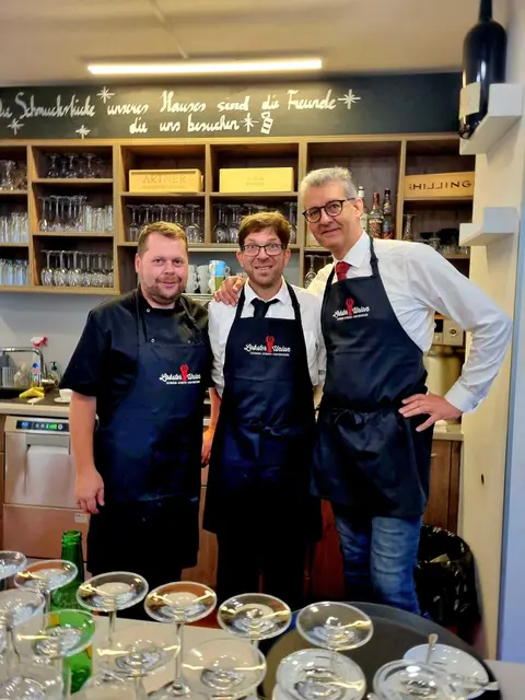 Koch Thomas Sterchele mit Oberkellner Klaus Mödelhammer und Pächter Mark Lewis. | Foto: Elisabeth Bendl
