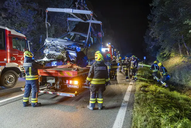 Auf der B37 kam ein Auto von der Straße ab und wurde in den Straßengraben geschleudert. | Foto: Manfred Wimmer