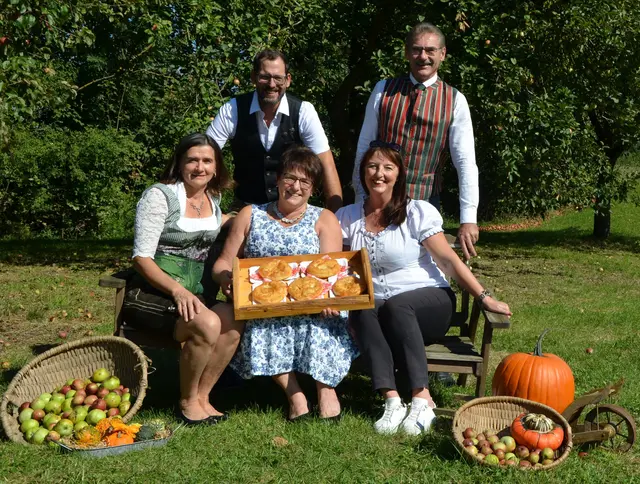 Für das leibliche Wohl sorgen beim Herbstfest Bauernkrapfen, Bratwürstel, Burger und Most. | Foto: Bauernbund Hartkirchen